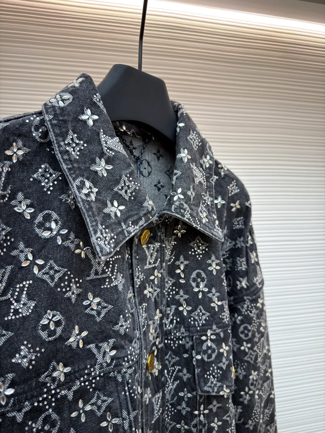 LOUIS VUITTON Presbyopia rhinestone jacquard denim jacket ●Original version: purchased and developed by 96009 ●Item number: 1681011-C55 ●Fabric: denim fabric ●Technology: jacquard rhinestone production ●Version: fitted version ●Weight: about 1475 grams ●Size: 46-48-50-52 ●Description: The fabric is sewn from denim, with a Monogram jacquard pattern printed all over, and diamond decorations using hot-drilling techniques to form the brand’s classic pattern. The waist is distressed and flocked leather, and the hardware is molded. The overall routing is straight and delicate, the fabric is comfortable and soft, and the color is consistent without color difference. It can be matched with the same style to create a fashionable look and control various occasions. Customized accessories, complete with three standards, the same style for men and women.